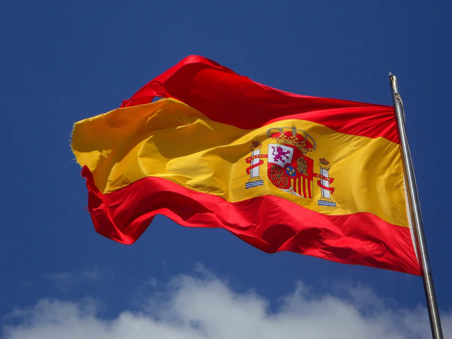 Spanische Flagge am Mast weht im Wind