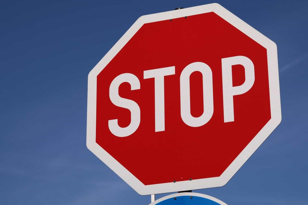 Stop-Schild vor blauem Himmel