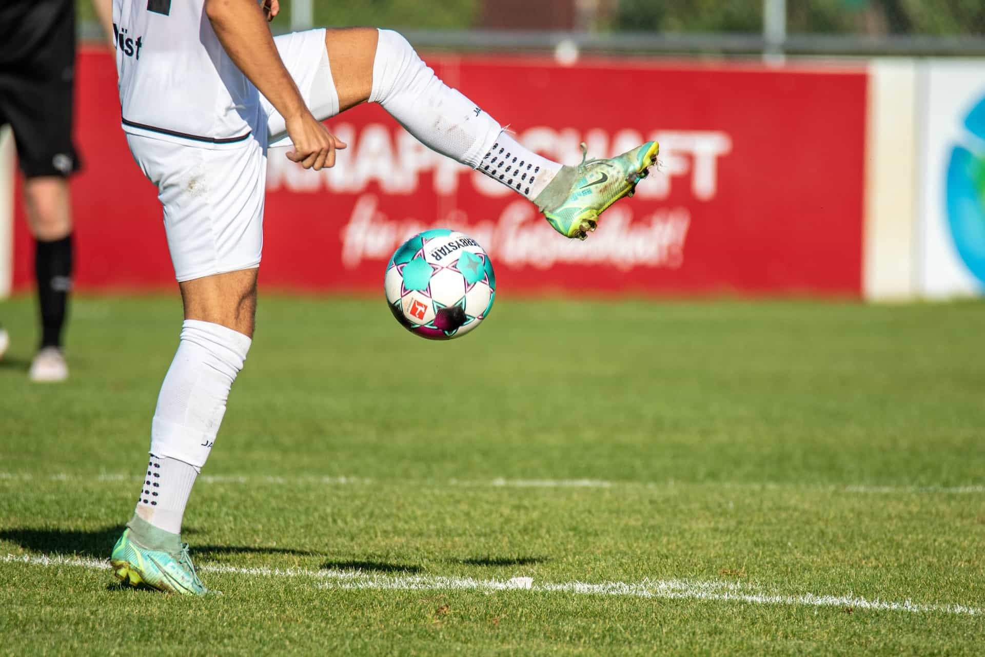 Ein Fußballspieler beim Aufwärmen mit dem offiziellen Bundesliga-Spielball