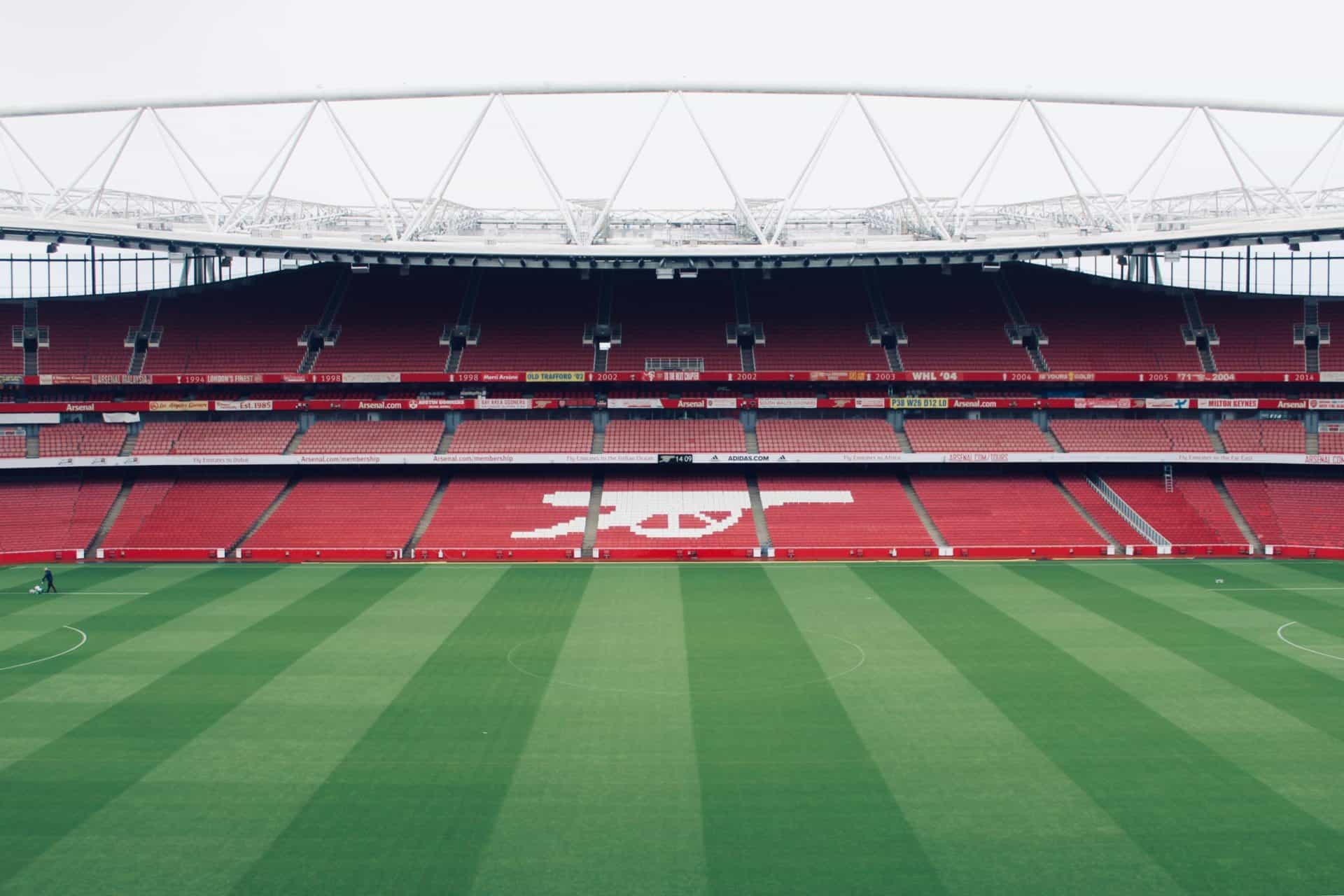 Eine Stadiontribüne mit dem Arsenal-Logo