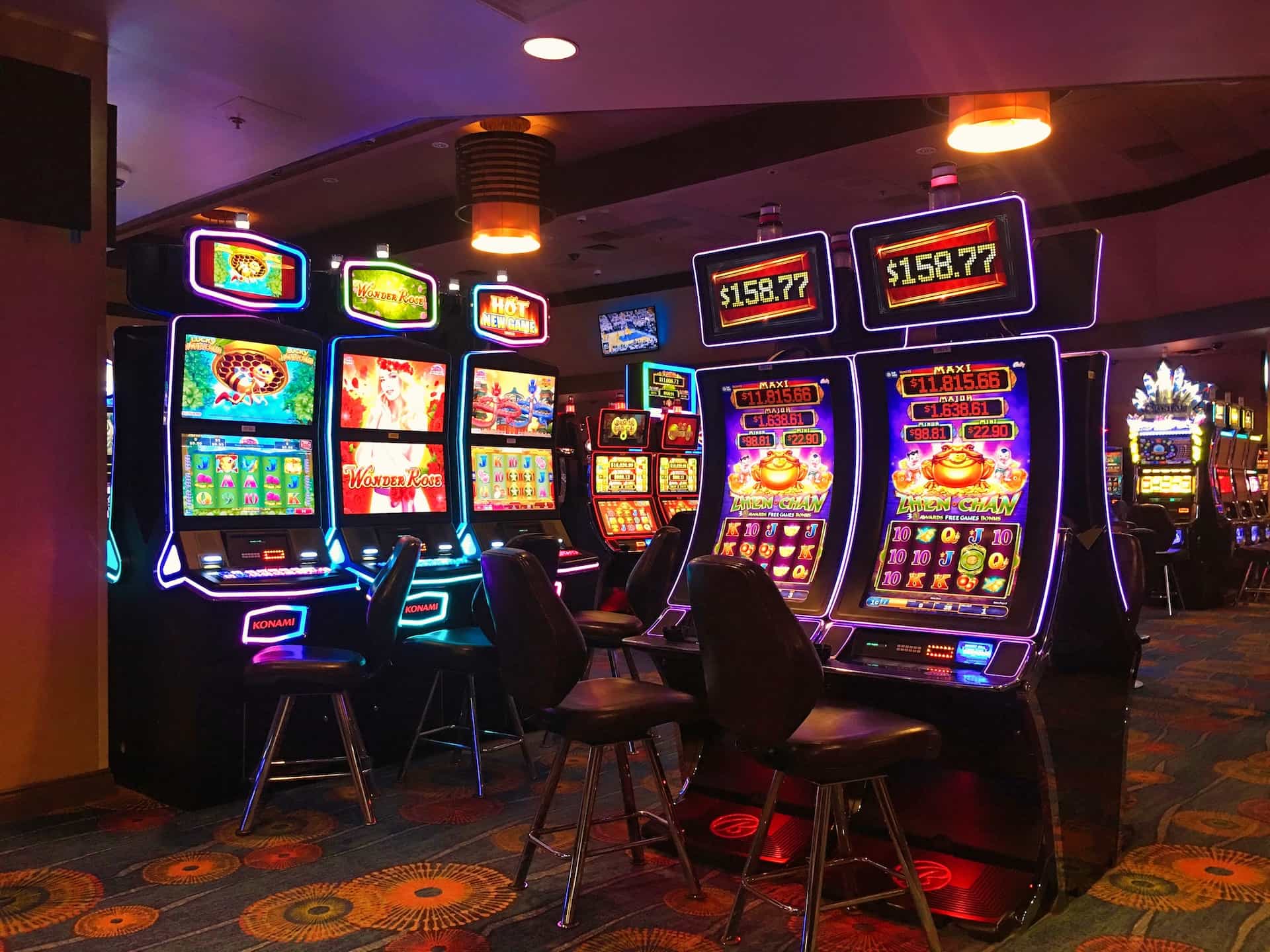 Verschiedene Spielautomaten in einer Spielhalle