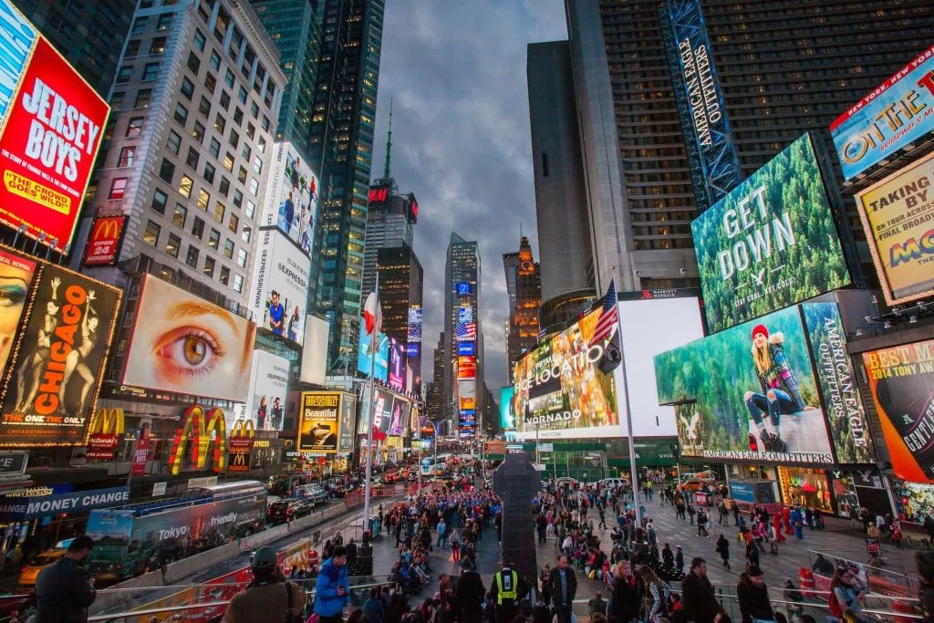 Eine Weitwinkelaufnahme des Times Square (New York)
