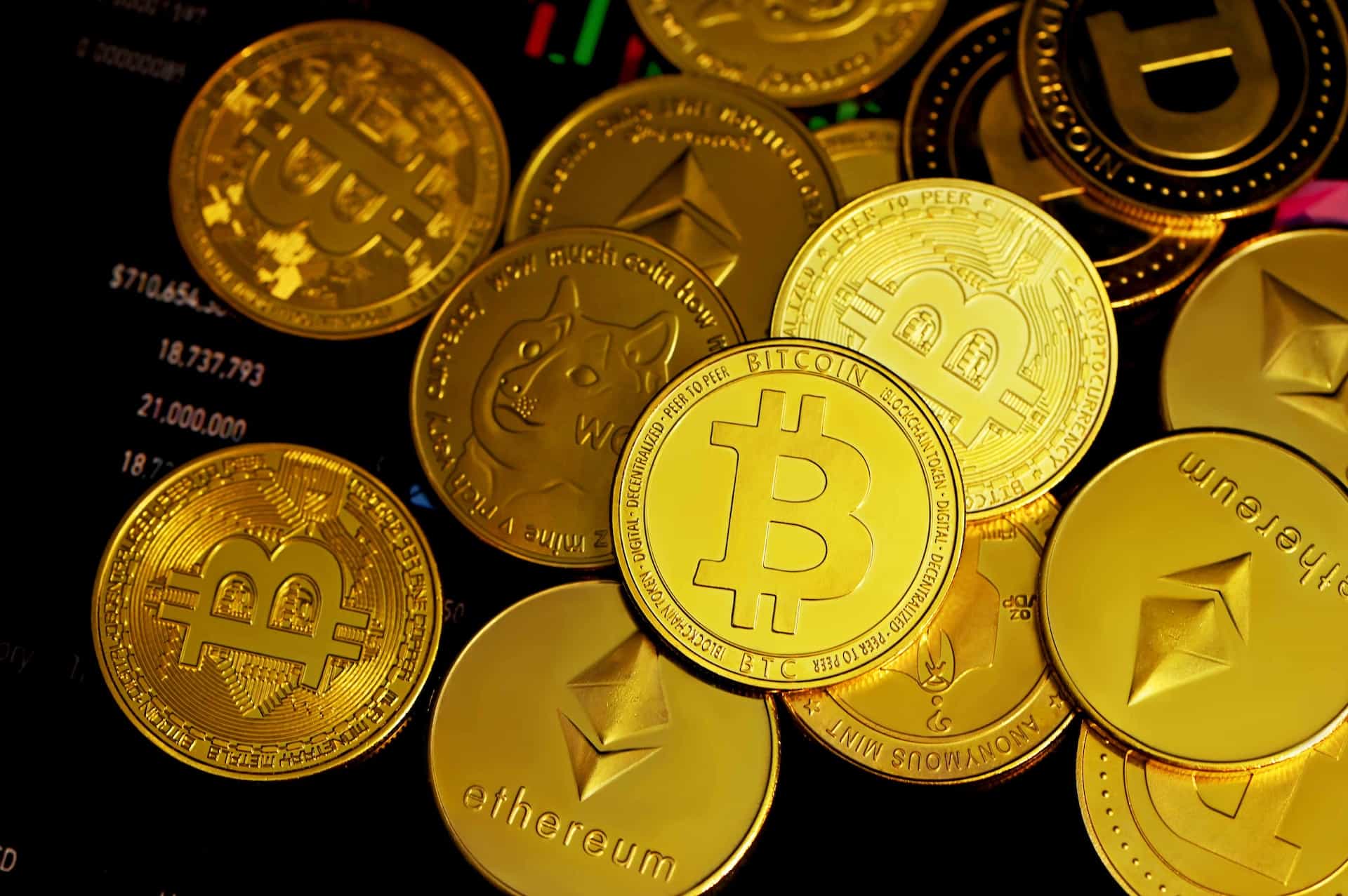Berbagai koin simbolis yang mewakili cryptocurrency