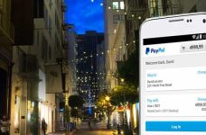 Auf einem Smartphone wird die App von PayPal angezeigt.
