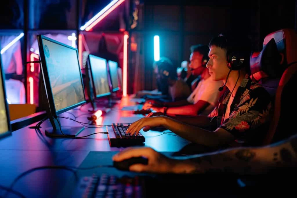 E-gamer pria bermain CS:GO duduk bersebelahan dan mengenakan headset