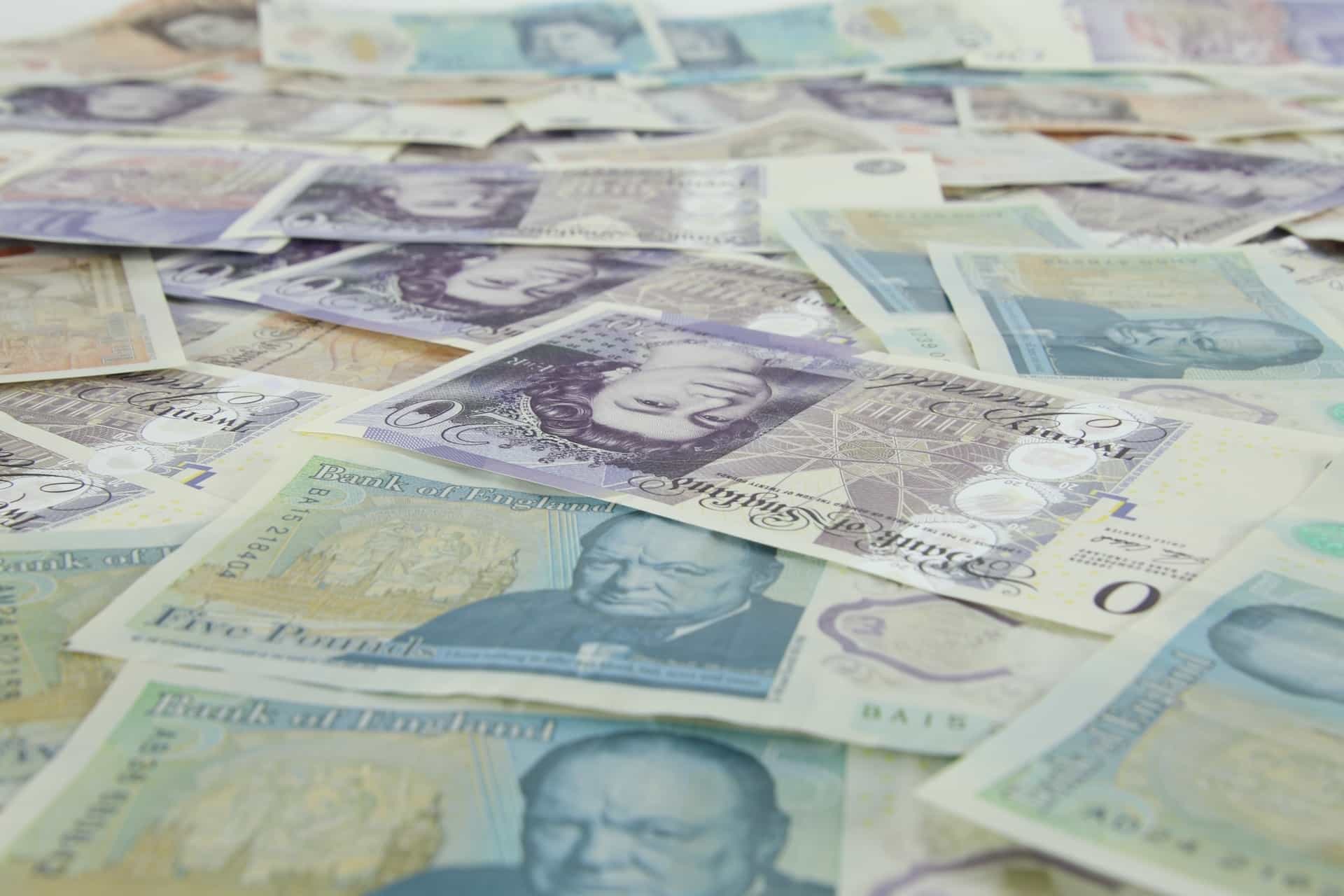 Berbagai uang kertas Inggris (GBP)