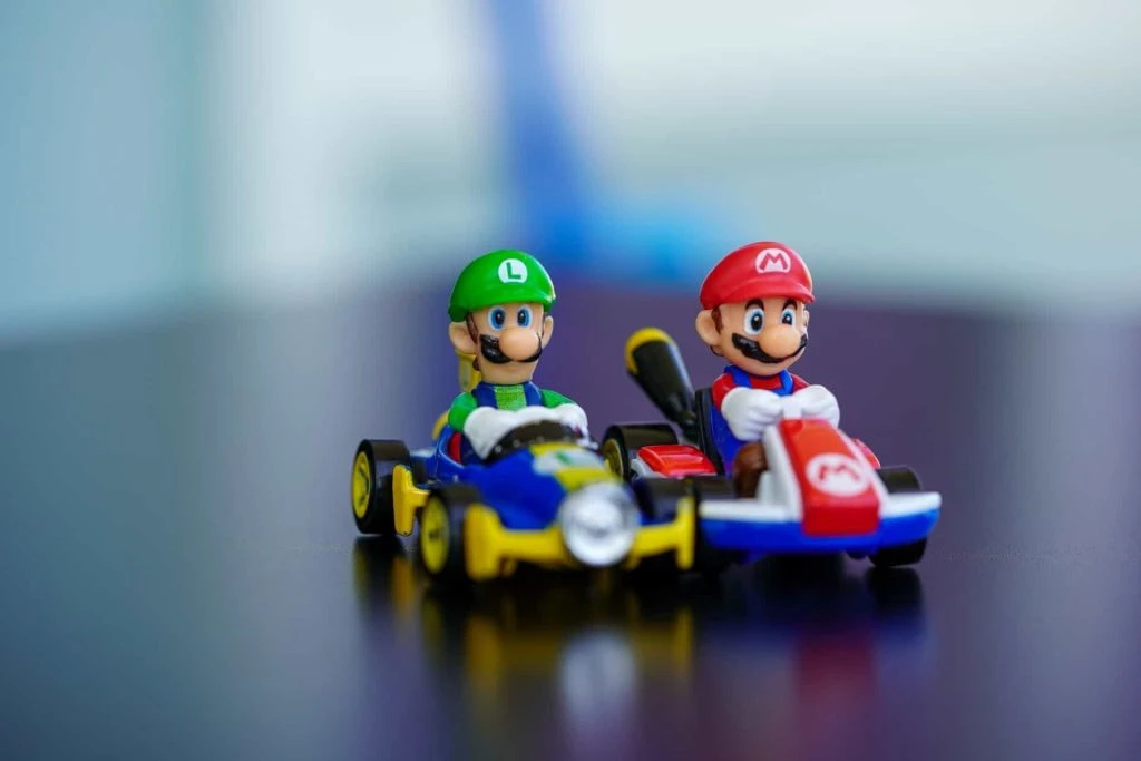 Mario und Luigi Spielfiguren aus dem Spiel “Mario Kart”