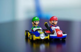 Mario und Luigi Spielfiguren aus dem Spiel “Mario Kart”