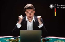 Eine Person sitzt an einem Casino-Tisch vor einem Laptop, daneben das Logo des Bundeszentralamts für Steuern..