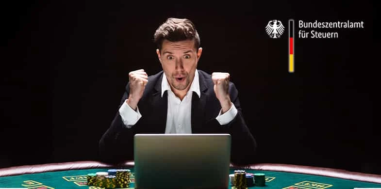 Eine Person sitzt an einem Casino-Tisch vor einem Laptop, daneben das Logo des Bundeszentralamts für Steuern..