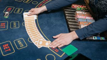 Casino-Betrug mit Handy: Drei Betrüger erbeuten 320.000 Euro in österreichischer Spielbank