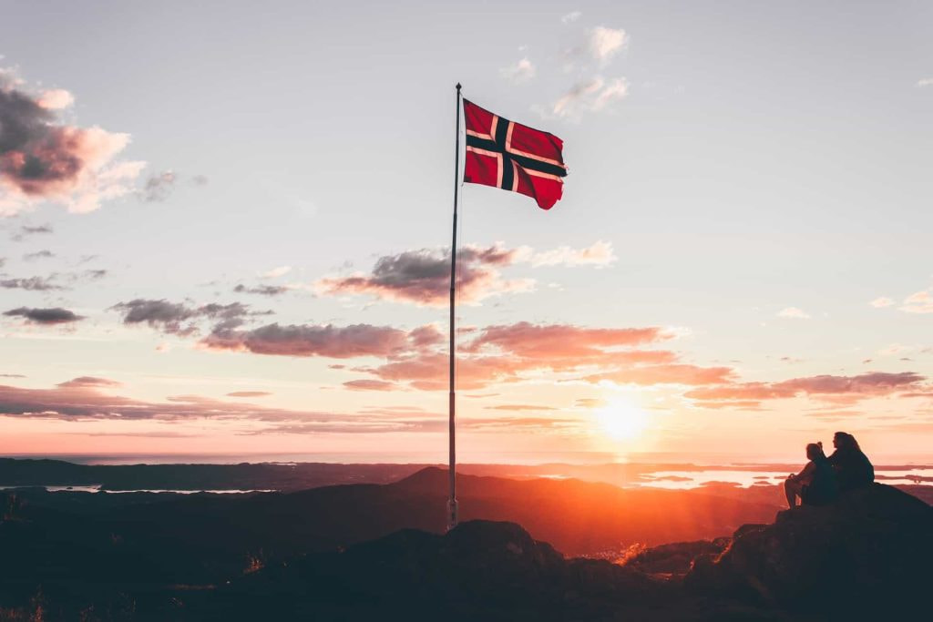 Eine norwegische Flagge vor einem Bergpanorama