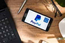 Ein Smartphone, auf dem das PayPal Logo abgebildet ist.