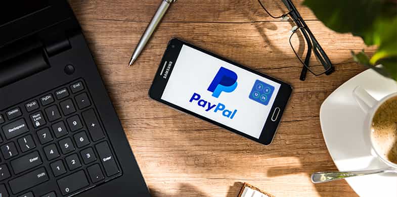 Ponsel cerdas yang menampilkan logo PayPal.