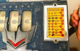 Ein alter Spielautomat, an dessen Hebel gerade gezogen wird.