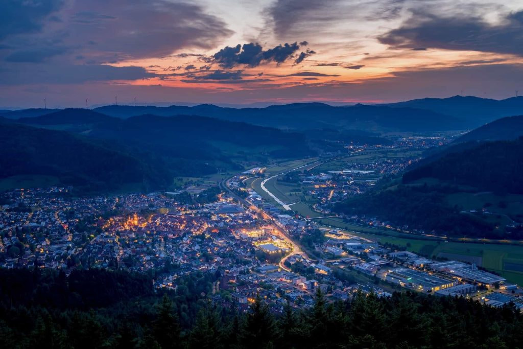 Eine Landschaft und eine Stadt während der Dämmerung in Deutschland.