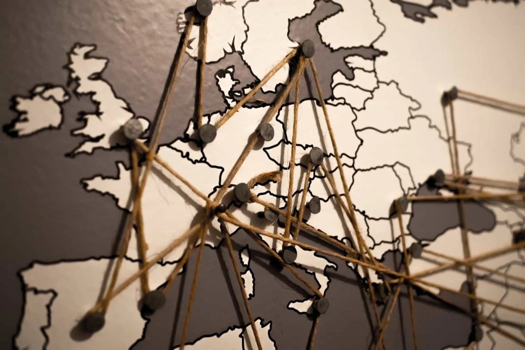 Eropa sebagai peta dengan perencanaan rute menggunakan tali dan paku payung