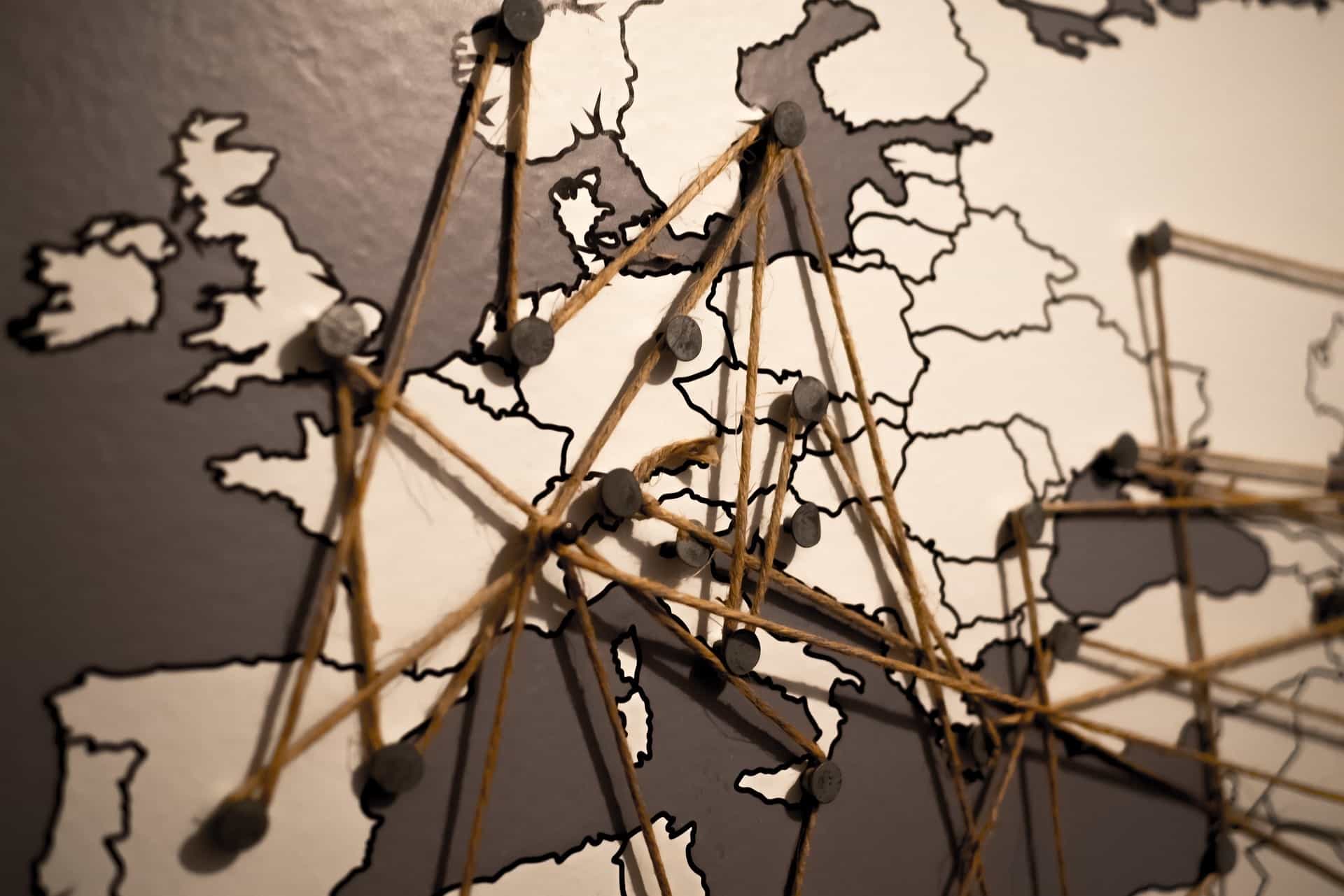 Europa als Karte mit Routenplanung durch Schnur und Reisnägel