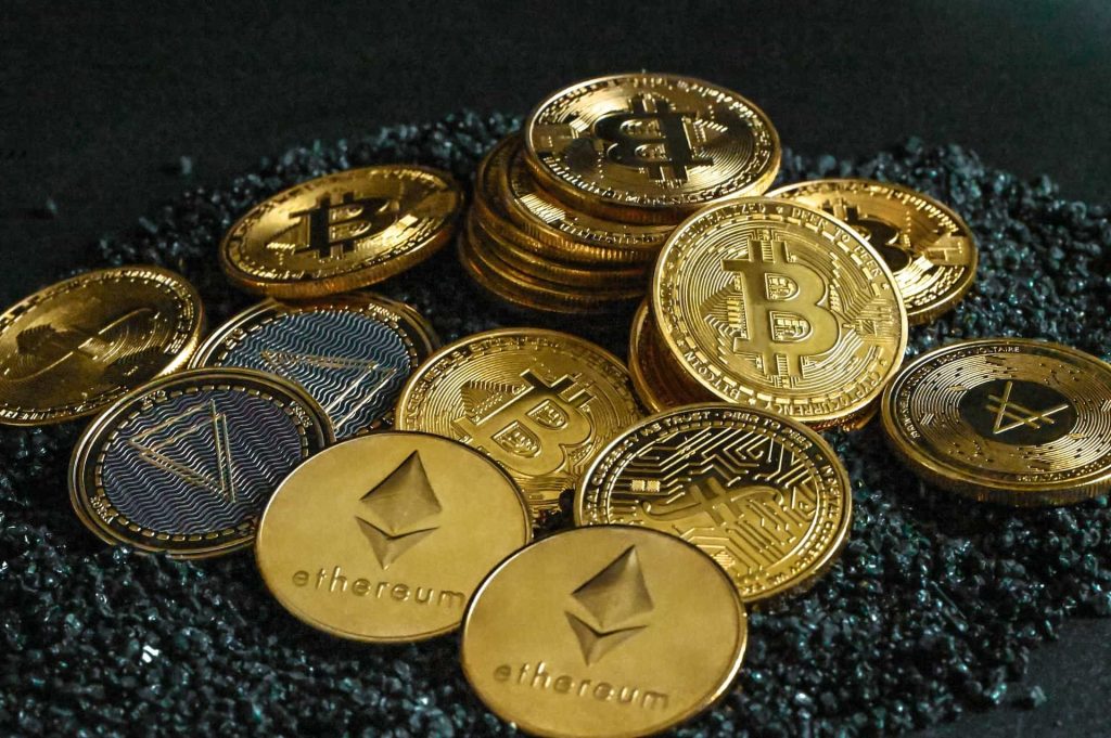 Tumpukan berbagai koin cryptocurrency fiksi