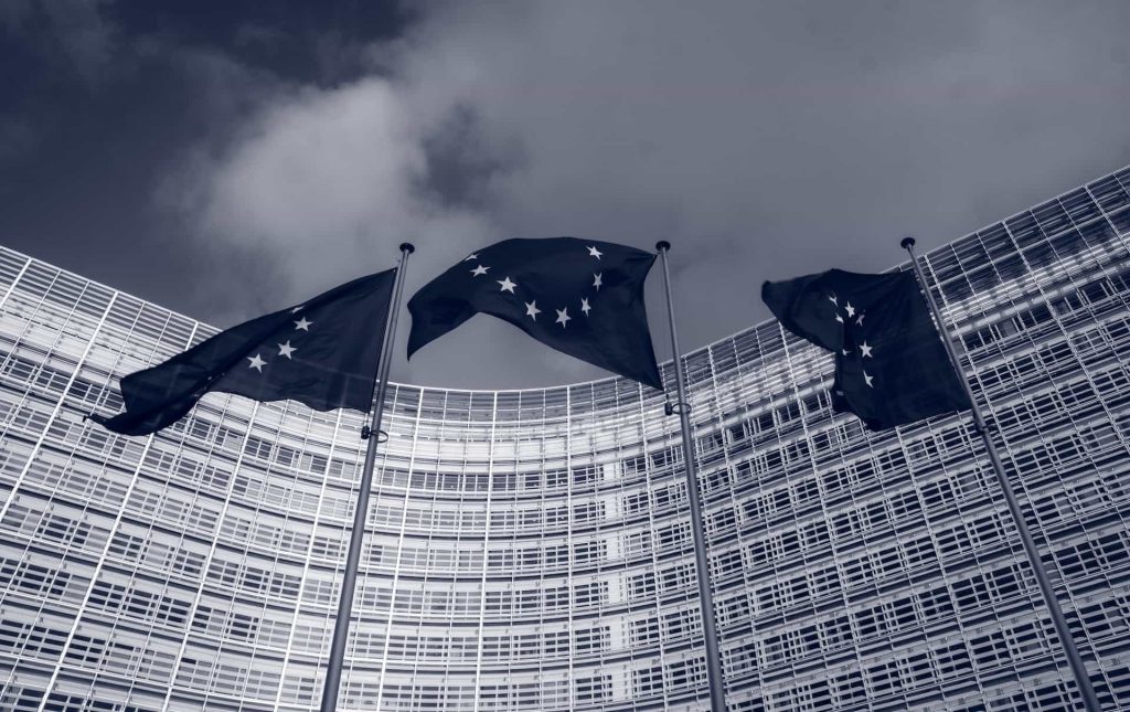 EU-Flaggen wehen vor dem Gebäude des Europäischen Parlamentes