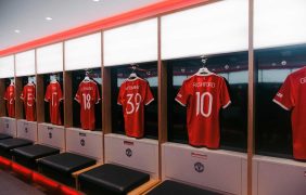 Trikots einer Fußballmannschaft in der Kabine