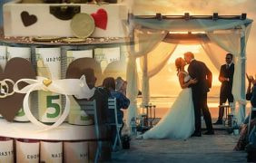 Ein Hochzeitspaar küsst sich am Altar, daneben eine Torte aus Geld.