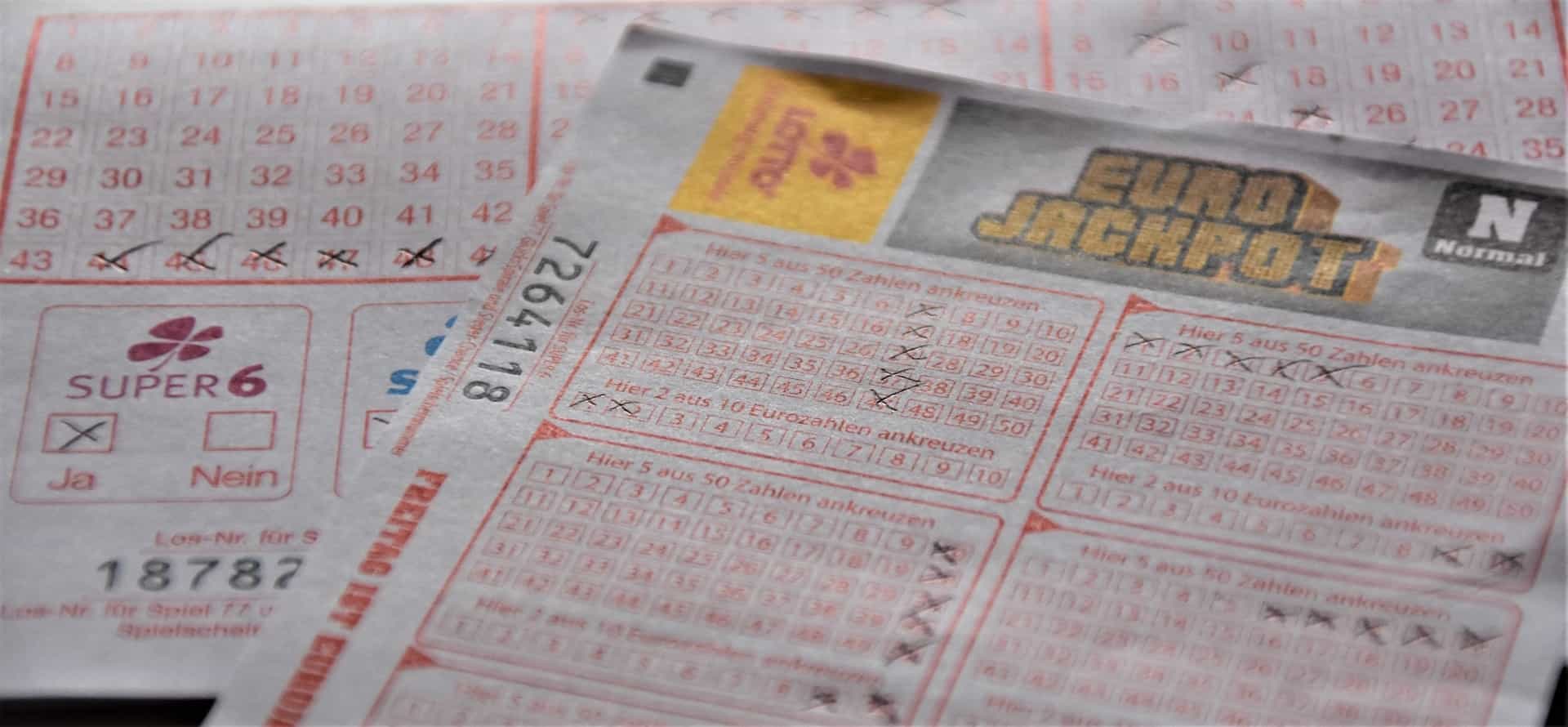 Mehrere ausgefüllte Lotto-Scheine
