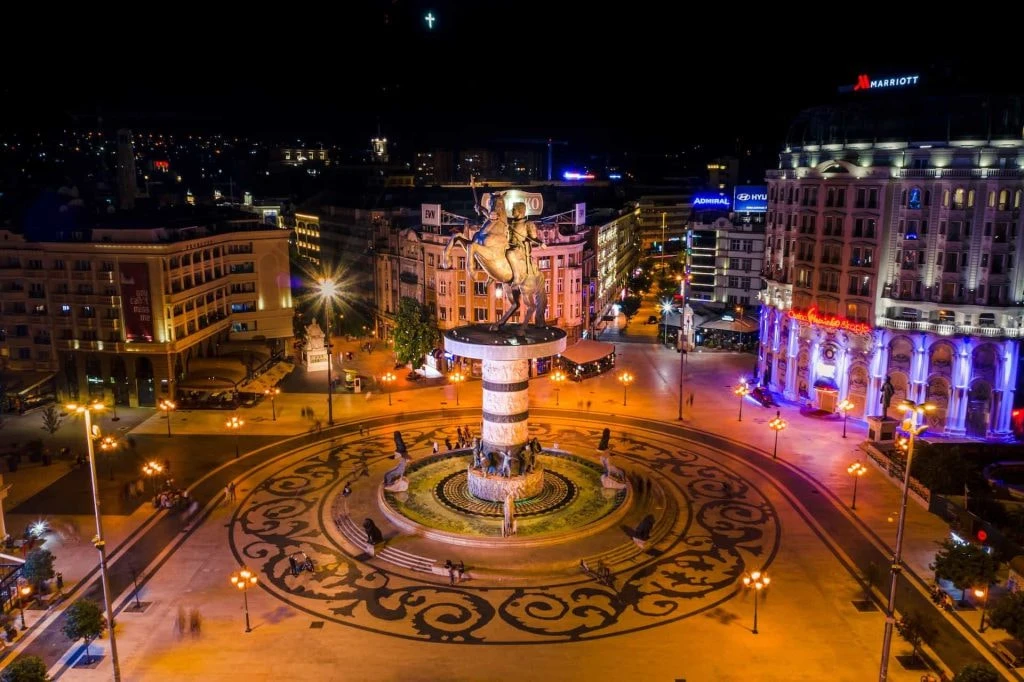 Pusat kota Skopje dengan kasino di sebelah kanan
