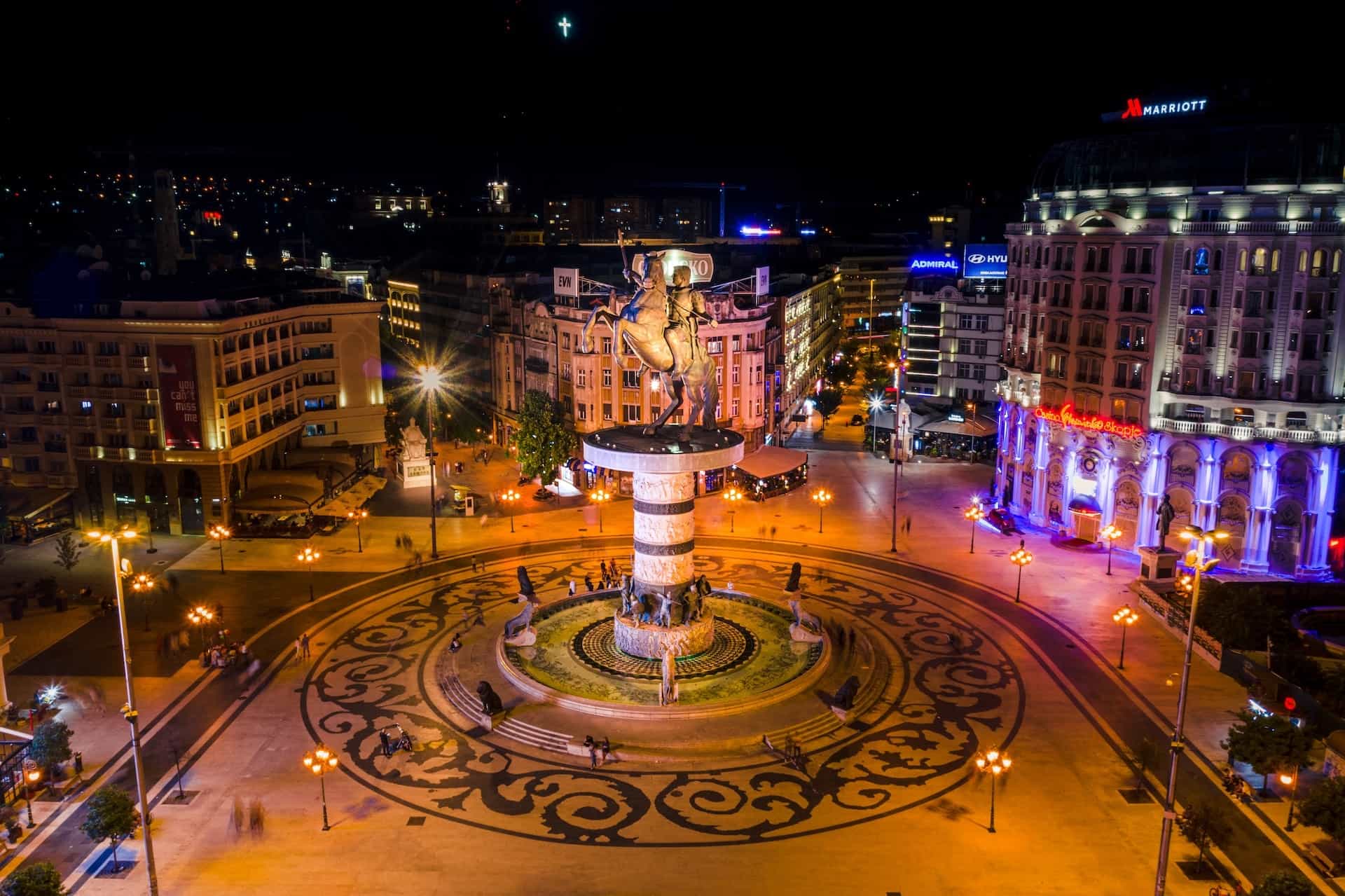Das Stadtzentrum von Skopje mit dem Casino auf der rechten Seite