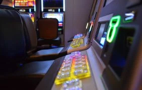 Nahaufnahme von Automaten in einer Spielhalle