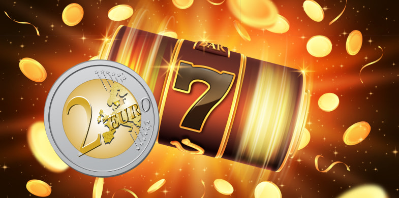 Die Walzen eines Slots mit einer 2 Euro Münze davor.