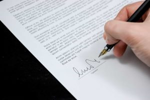 Surat yang akan ditandatangani