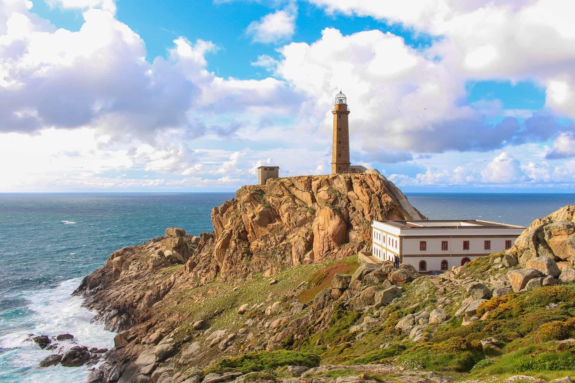 Luftaufnahme des Leuchtturms Vilán in A Coruña, Galicien. 