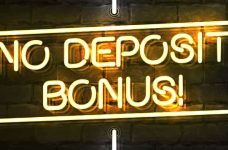 Die Worte "No Deposit Bonus" in Neon-Schrift.