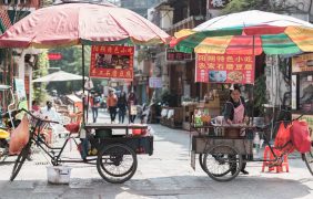 Aufnahme einer chinesischen Straße mit Straßenverkäufern