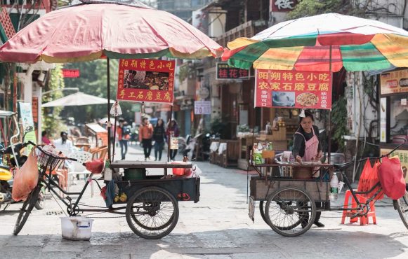 Aufnahme einer chinesischen Straße mit Straßenverkäufern