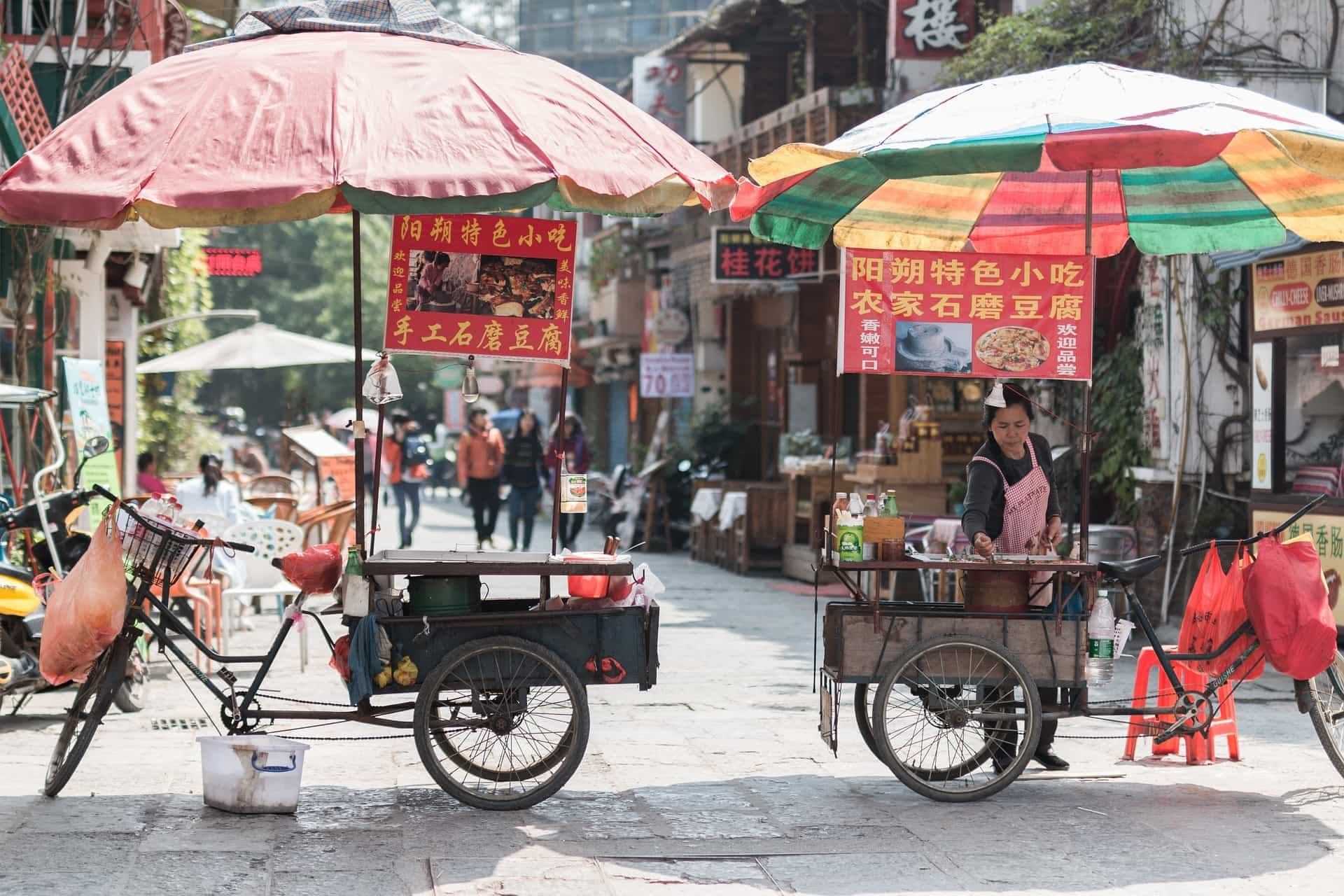 Aufnahme einer chinesischen Straße mit Straßenverkäufern