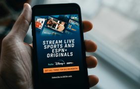 Ein Smartphone mit geöffneter ESPN+ App