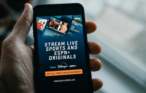 Ein Smartphone mit geöffneter ESPN+ App