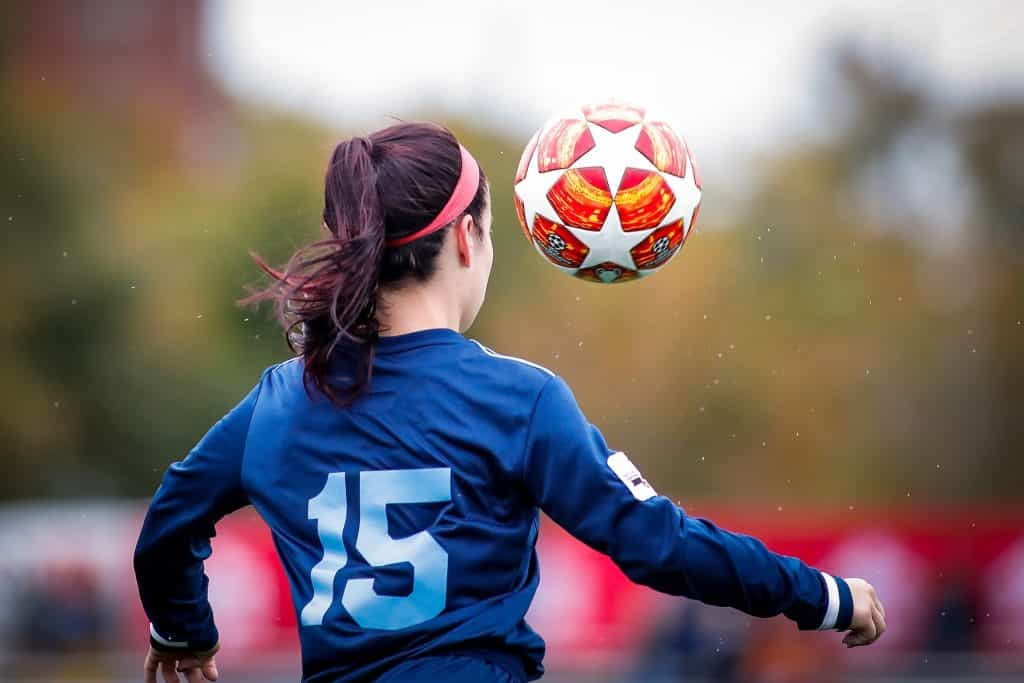 Eine Frau, die Fußball spielt