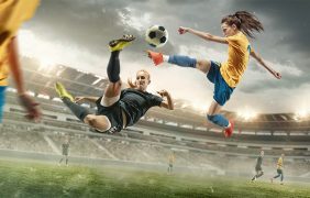 Eine Frau, die Fußball spielt