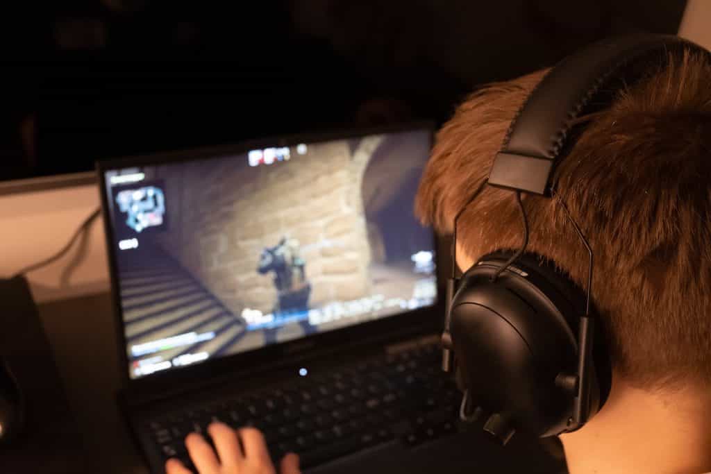 Ein Gamer spielt CS:GO auf einem Laptop