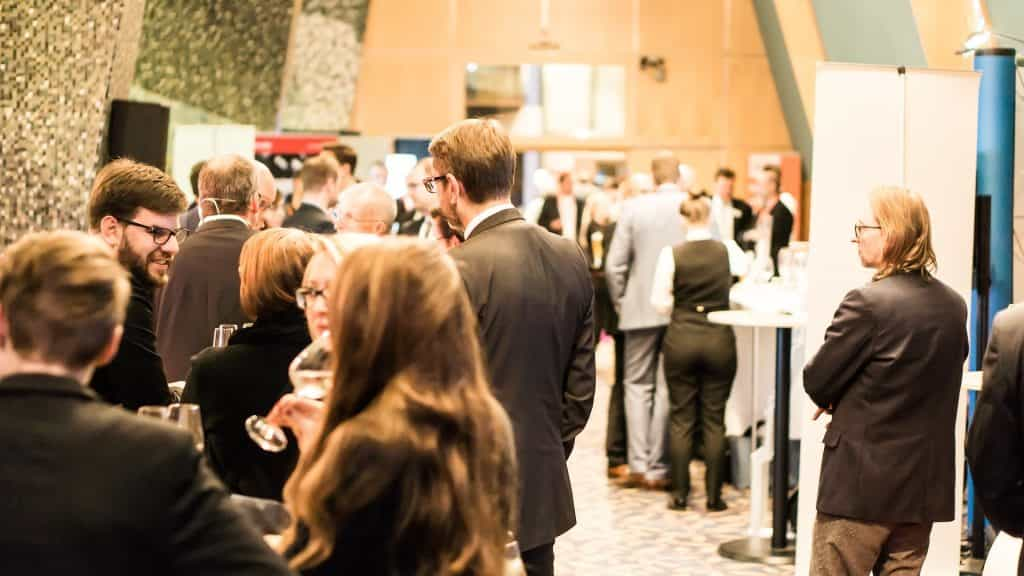 Aufnahme einer Konferenz, auf der sich viele Menschen befinden.