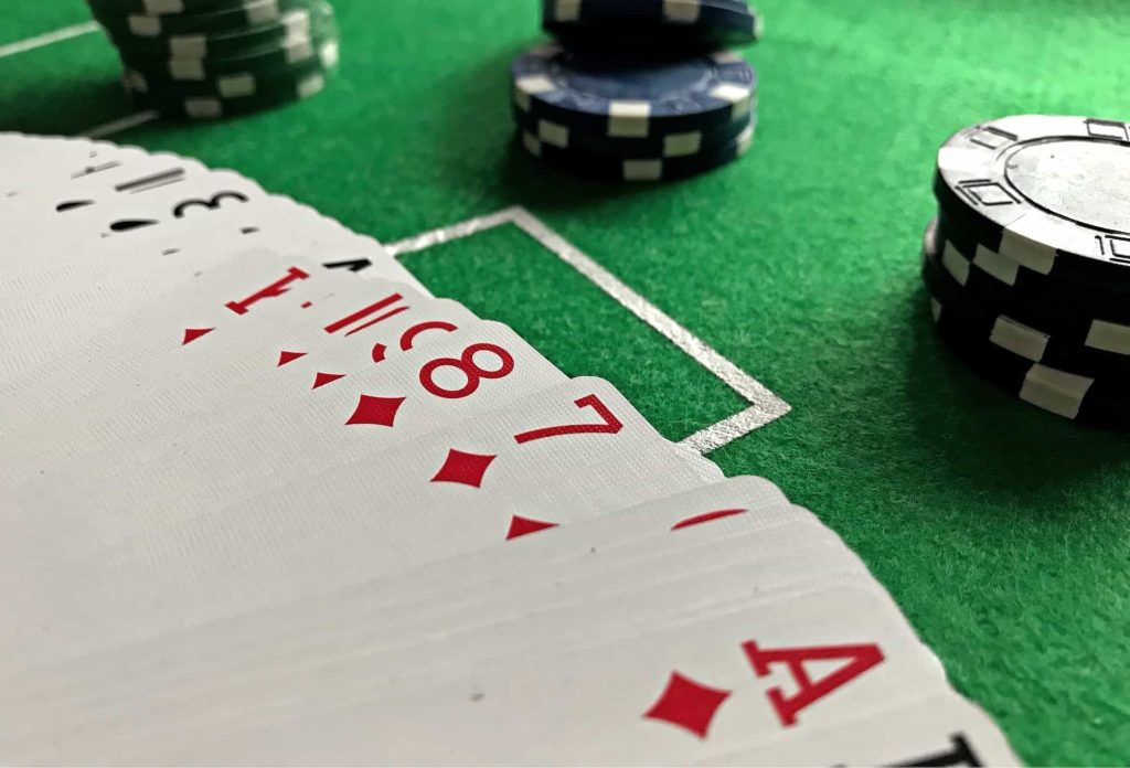 Pokerkarten und Pokerchips auf einem Tisch