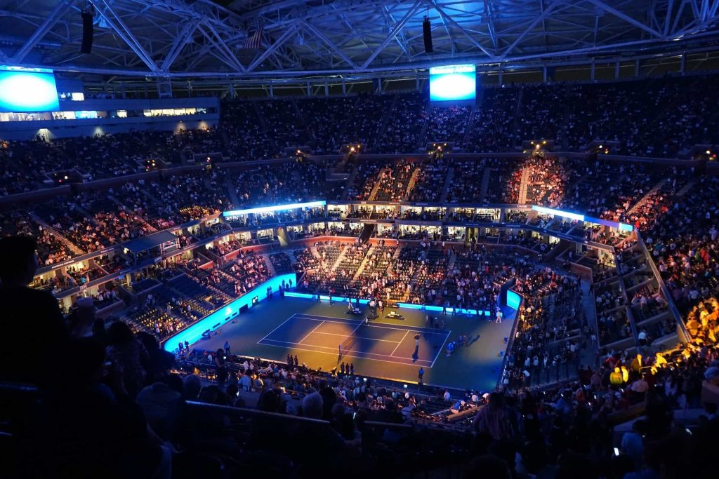 Innenaufnahme des Arthur Ashe Stadiums während einer Night-Session bei den US Open