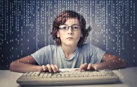 Ein Junge sitzt an einem Laptop