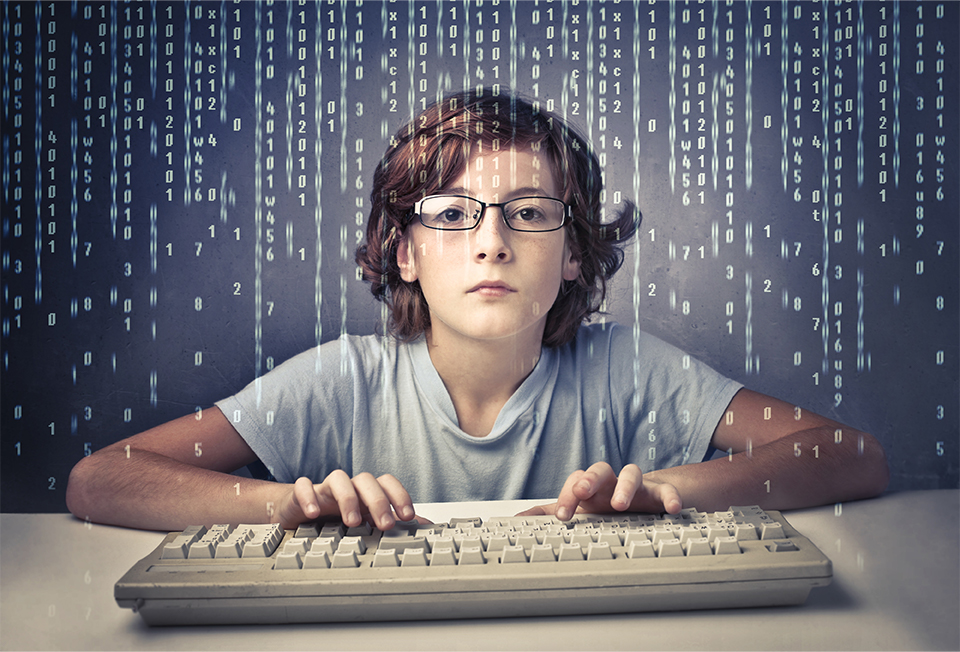 Ein Junge sitzt an einem Laptop