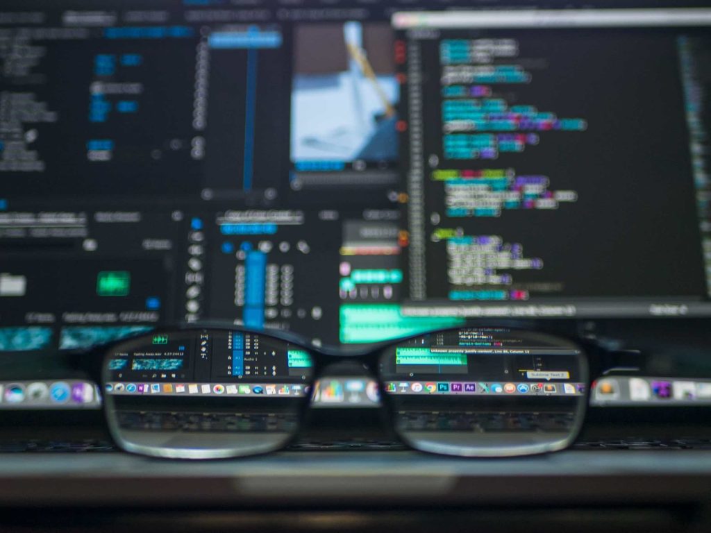 Brille und Bildschirme mit Computer Codes
