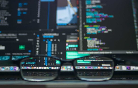Brille und Bildschirme mit Computer Codes