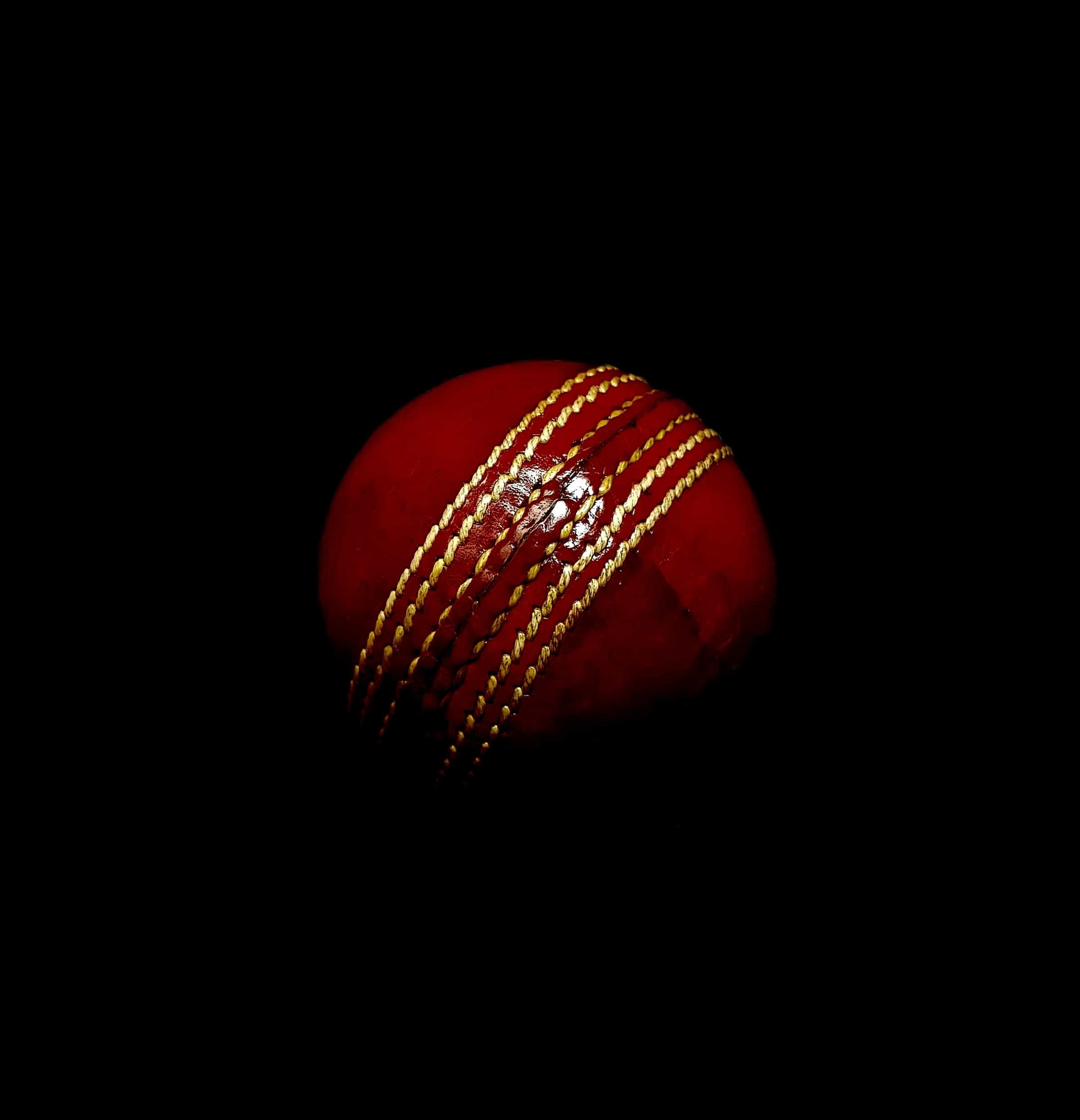 Roter Cricket-Ball auf dunklem Hintergrund